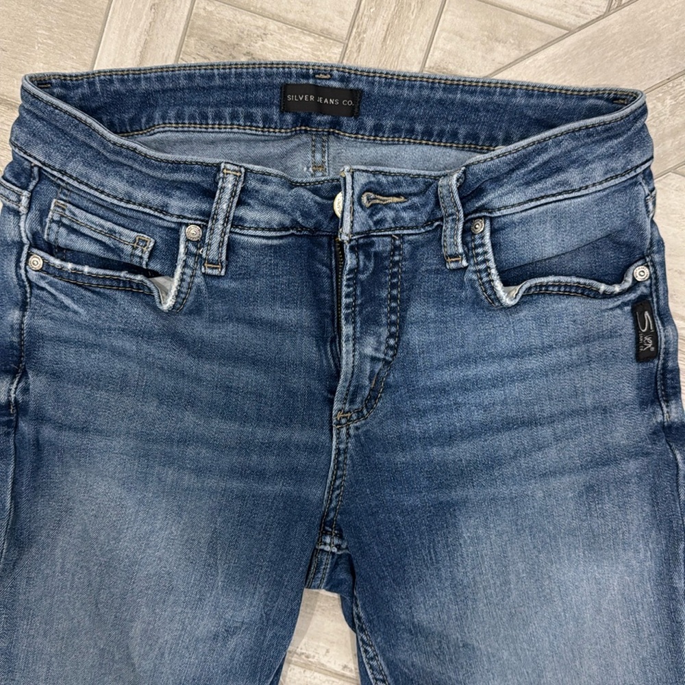 Silver jeans.  Gently worn.  Size 28/31.  Elyse curvy fit mid rise. Straight leg